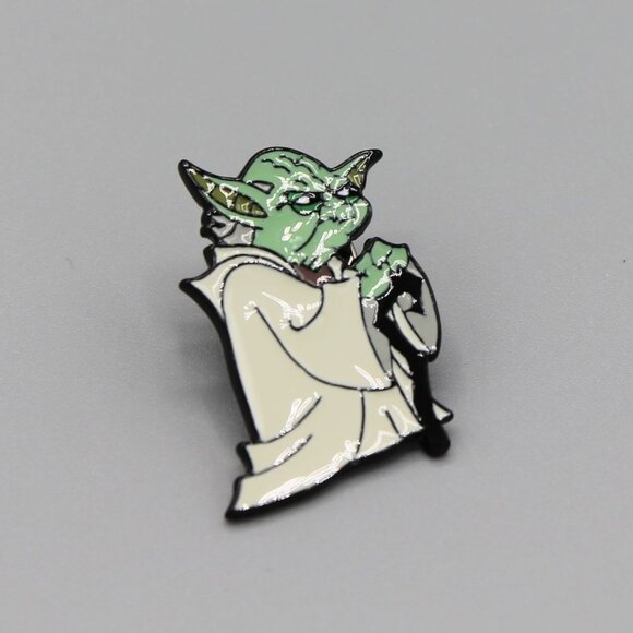 Jewelry pin brooch Star Wars Master Yoda Darth Vader fashion new - Picture 3 of 5
